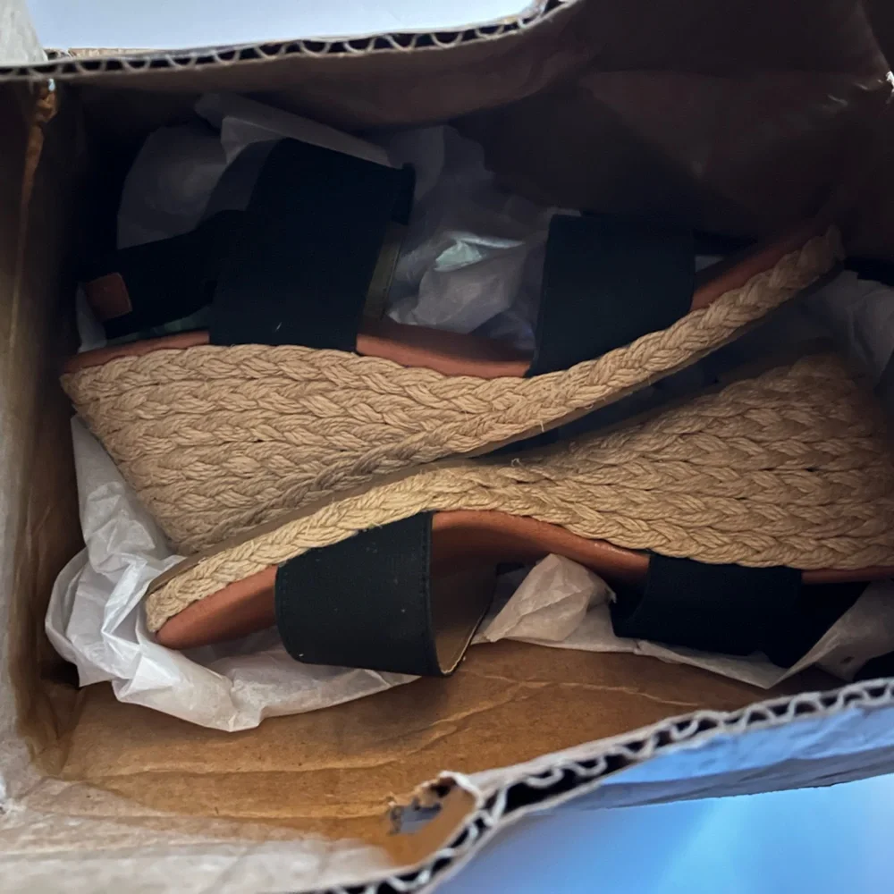 Tommy Bahama Black Wedge Sandals - Size 7 - Picture 9 of 9